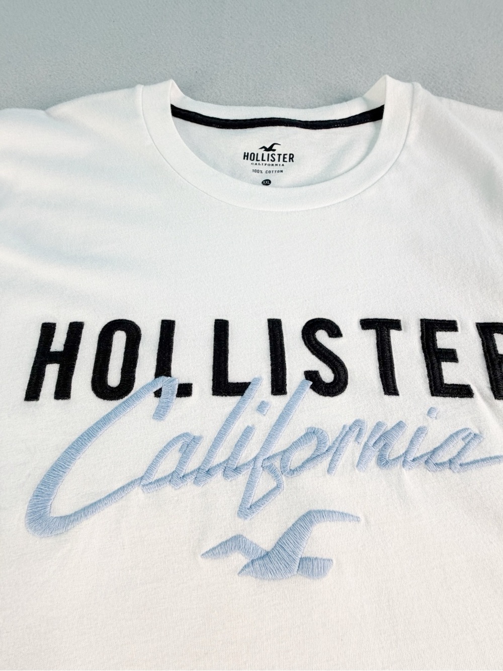 Hollister California Men’s 2XL XXLarge White Embroidered T-Shirt Preppy Surfer